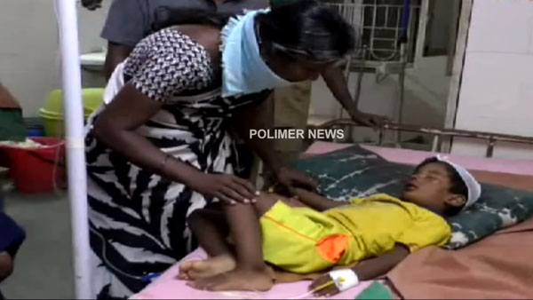 மகன் கீழே விழுந்தது கூட தெரியாமல் பைக் பயணம்... தந்தையை கழுவி ஊற்றும் தமிழக மக்கள்... ஏன் தெரியுமா?