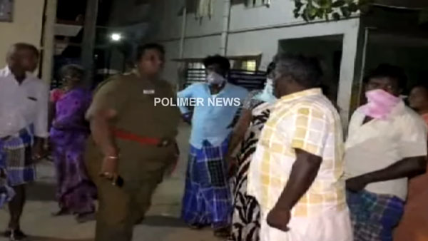 மகன் கீழே விழுந்தது கூட தெரியாமல் பைக் பயணம்... தந்தையை கழுவி ஊற்றும் தமிழக மக்கள்... ஏன் தெரியுமா?