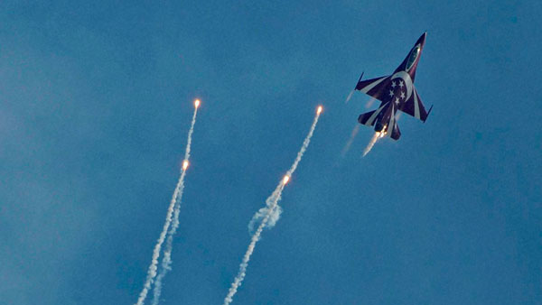 பிரம்மிக்க வைக்கும் அமெரிக்க விமானிகளின் ஹெல்மட்... இது ஒன்றின் மதிப்பு இத்தனை கோடிகளா..? பிரம்மிக்க வைக்கும் அமெரிக்க விமானிகளின் ஹெல்மட்... இது ஒன்றின் மதிப்பு இத்தனை கோடிகளா..?