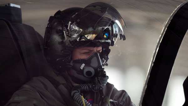 பிரம்மிக்க வைக்கும் அமெரிக்க விமானிகளின் ஹெல்மட்... இது ஒன்றின் மதிப்பு இத்தனை கோடிகளா..? பிரம்மிக்க வைக்கும் அமெரிக்க விமானிகளின் ஹெல்மட்... இது ஒன்றின் மதிப்பு இத்தனை கோடிகளா..?