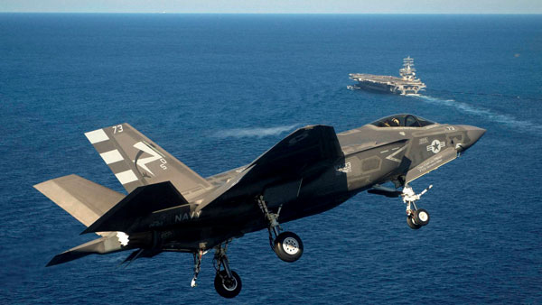 பிரம்மிக்க வைக்கும் அமெரிக்க விமானிகளின் ஹெல்மட்... இது ஒன்றின் மதிப்பு இத்தனை கோடிகளா..? பிரம்மிக்க வைக்கும் அமெரிக்க விமானிகளின் ஹெல்மட்... இது ஒன்றின் மதிப்பு இத்தனை கோடிகளா..?