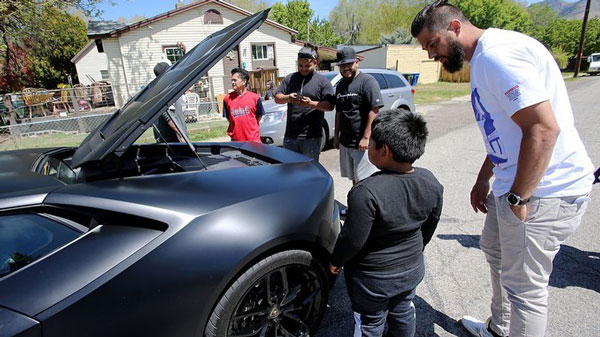 200 ரூபாய் வைத்து கொண்டு லம்போர்கினி கார் வாங்க போன பொடியனுக்கு அதிர்ஷ்டம்... என்னனு தெரியுமா?