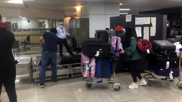 விமானங்களில் இனி இதுக்கெல்லாம் தடையாமுங்கோ... இதோ லிஸ்ட் - செய்ய வேண்டியவை, செய்ய கூடாதவை! விமானங்களில் இனி இதுக்கெல்லாம் தடையாமுங்கோ... இதோ லிஸ்ட் - செய்ய வேண்டியவை, செய்ய கூடாதவை!