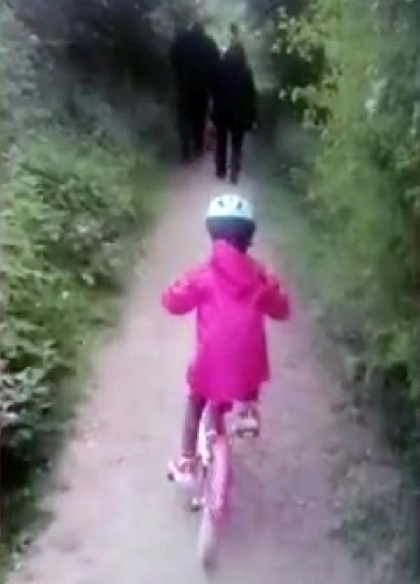 6 வயது சிறுமியிடம் இரக்கமே இல்லாமல் நடந்து கொண்ட வாலிபர்... என்னனு தெரிஞ்சா கோவப்படுவீங்க... வீடியோ