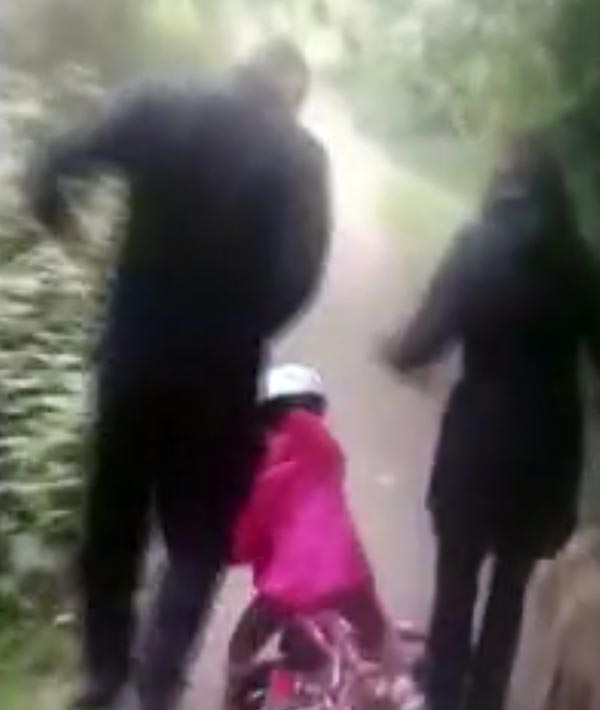 6 வயது சிறுமியிடம் இரக்கமே இல்லாமல் நடந்து கொண்ட வாலிபர்... என்னனு தெரிஞ்சா கோவப்படுவீங்க... வீடியோ