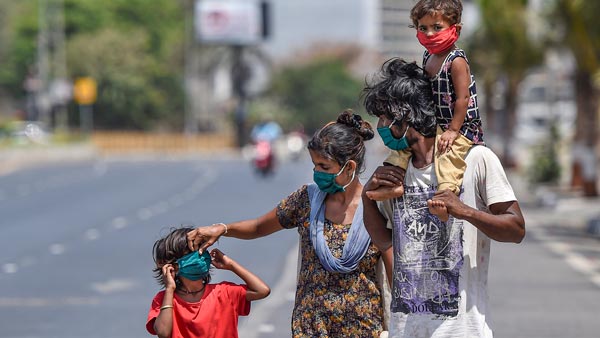 விடாது கருப்புபோல் விரட்டிய சிறுத்தை... தக்க நேரத்தில் காப்பாற்றிய நாய்கள் கூட்டம்... திக் திக் வீடியோ!