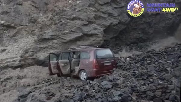 ஆபத்தில் சிக்கி கொண்ட கார்... கடைசியில் என்ன நடந்தது தெரியுமா? ஹார்ட் பீட்டை எகிற வைத்த சம்பவம்...