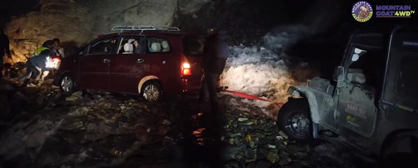 ஆபத்தில் சிக்கி கொண்ட கார்... கடைசியில் என்ன நடந்தது தெரியுமா? ஹார்ட் பீட்டை எகிற வைத்த சம்பவம்...