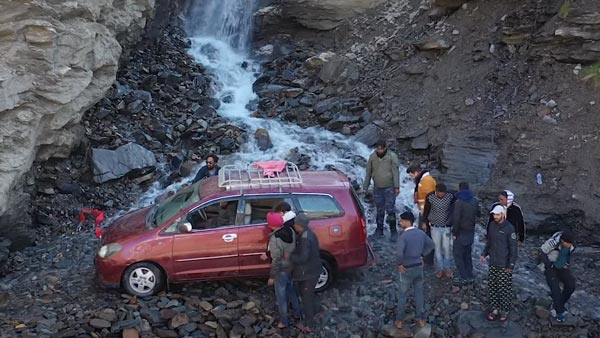 ஆபத்தில் சிக்கி கொண்ட கார்... கடைசியில் என்ன நடந்தது தெரியுமா? ஹார்ட் பீட்டை எகிற வைத்த சம்பவம்...