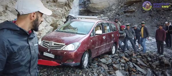 ஆபத்தில் சிக்கி கொண்ட கார்... கடைசியில் என்ன நடந்தது தெரியுமா? ஹார்ட் பீட்டை எகிற வைத்த சம்பவம்...