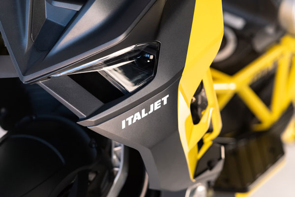 இது என்ன ஏலியன் ஸ்கூட்டரா? யமஹா ஆர்15 பைக்கையே மிஞ்சும் வேகம்... ஆனா, விலைதான் காரை மிஞ்சுகிறது! இது என்ன ஏலியன் ஸ்கூட்டரா? யமஹா ஆர்15 பைக்கையே மிஞ்சும் வேகம்... ஆனா, விலைதான் காரை மிஞ்சுகிறது!