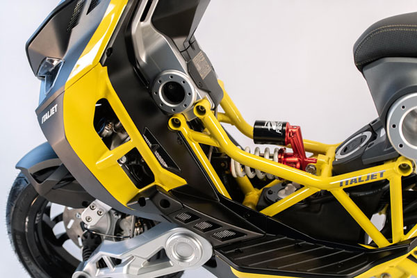 இது என்ன ஏலியன் ஸ்கூட்டரா? யமஹா ஆர்15 பைக்கையே மிஞ்சும் வேகம்... ஆனா, விலைதான் காரை மிஞ்சுகிறது! இது என்ன ஏலியன் ஸ்கூட்டரா? யமஹா ஆர்15 பைக்கையே மிஞ்சும் வேகம்... ஆனா, விலைதான் காரை மிஞ்சுகிறது!