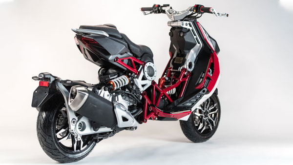 இது என்ன ஏலியன் ஸ்கூட்டரா? யமஹா ஆர்15 பைக்கையே மிஞ்சும் வேகம்... ஆனா, விலைதான் காரை மிஞ்சுகிறது! இது என்ன ஏலியன் ஸ்கூட்டரா? யமஹா ஆர்15 பைக்கையே மிஞ்சும் வேகம்... ஆனா, விலைதான் காரை மிஞ்சுகிறது!