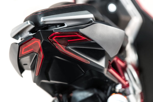 இது என்ன ஏலியன் ஸ்கூட்டரா? யமஹா ஆர்15 பைக்கையே மிஞ்சும் வேகம்... ஆனா, விலைதான் காரை மிஞ்சுகிறது! இது என்ன ஏலியன் ஸ்கூட்டரா? யமஹா ஆர்15 பைக்கையே மிஞ்சும் வேகம்... ஆனா, விலைதான் காரை மிஞ்சுகிறது!