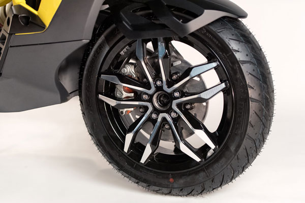 இது என்ன ஏலியன் ஸ்கூட்டரா? யமஹா ஆர்15 பைக்கையே மிஞ்சும் வேகம்... ஆனா, விலைதான் காரை மிஞ்சுகிறது! இது என்ன ஏலியன் ஸ்கூட்டரா? யமஹா ஆர்15 பைக்கையே மிஞ்சும் வேகம்... ஆனா, விலைதான் காரை மிஞ்சுகிறது!