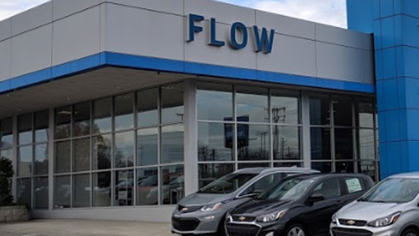 மூடப்பட்டுள்ள ஷோரூம்கள்.. ரூ.8 கோடி மதிப்பிலான கார்களை திருடி கைவரிசையை காட்டியுள்ள இளைஞர்கள்...