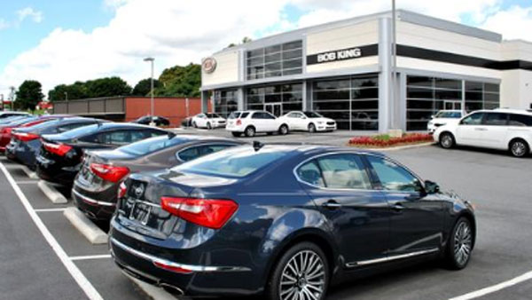 மூடப்பட்டுள்ள ஷோரூம்கள்.. ரூ.8 கோடி மதிப்பிலான கார்களை திருடி கைவரிசையை காட்டியுள்ள இளைஞர்கள்...