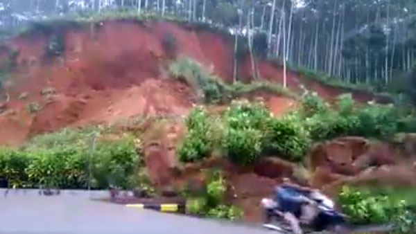 நம்பவே முடியல... சிசிடிவி கேமராவில் சிக்கிய அதிசய சம்பவம்... என்னனு தெரிஞ்சா அசந்து போய்ருவீங்க... நம்பவே முடியல... சிசிடிவி கேமராவில் சிக்கிய அதிசய சம்பவம்... என்னனு தெரிஞ்சா அசந்து போய்ருவீங்க...