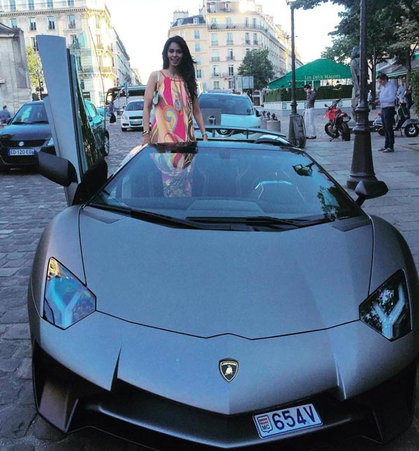 ஆடம்பரம்... சொகுசு கார்களை வாங்கி குவிக்கும் நடிகர்கள்... விலையை கேட்டு வாயை பிளக்கும் ரசிகர்கள்...