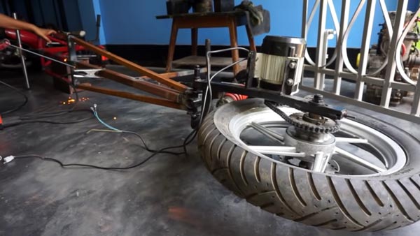 டிவி பழுது பார்ப்பவர் உருவாக்கிய 'சமூக இடைவெளி' மின்சார பைக்.. எதையும் சாதிக்க திறன் மட்டும் போதும்..!