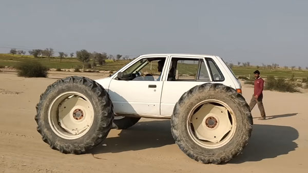 பிரம்மாண்டம்... ராட்சத டயர்களுடன் புதிய அவதாரம் எடுத்த மாருதி 800... வாயை பிளந்து பார்க்கும் மக்கள்