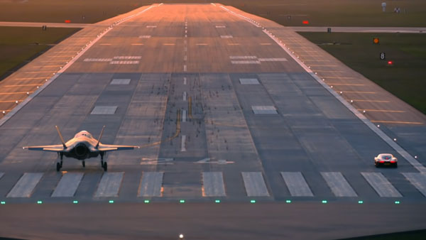 ஜெட் விமானத்துடன் போட்டியிட்ட மெக்லாரன் சூப்பர் கார்... நீங்கள் எதிர்பார்க்காத ஆச்சரிய பதில்.. வீடியோ!