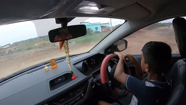 இருவரது உயிரை பணயம் வைத்து காரை ஓட்டிய 10 வயது சிறுவன்... வைரலாகும் வீடியோ...