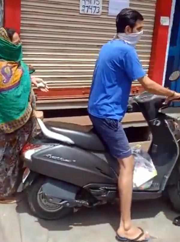 தாயுடன் வந்த மகன்... புது மாப்பிள்ளைபோல் மாலை அணிவித்து கவுரவித்த போலீஸ்... ஏன் தெரியுமா?