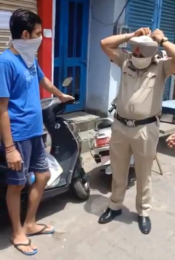 தாயுடன் வந்த மகன்... புது மாப்பிள்ளைபோல் மாலை அணிவித்து கவுரவித்த போலீஸ்... ஏன் தெரியுமா?