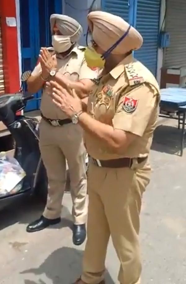 தாயுடன் வந்த மகன்... புது மாப்பிள்ளைபோல் மாலை அணிவித்து கவுரவித்த போலீஸ்... ஏன் தெரியுமா?