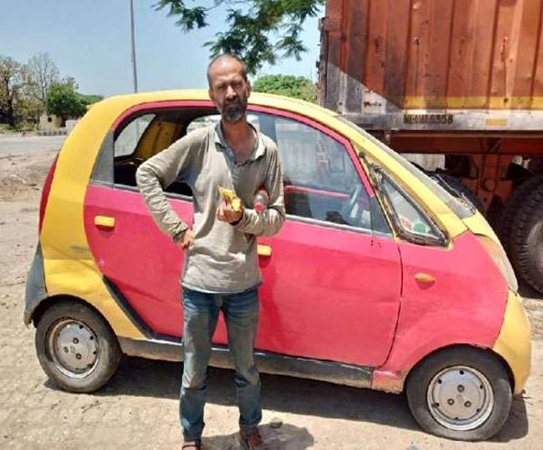 வீடாக மாறிய நானோ கார்... ஒன்றல்ல, இரண்டல்ல 47 நாட்களாக வசித்து வரும் இளைஞர்... ஏன் தெரியுமா?