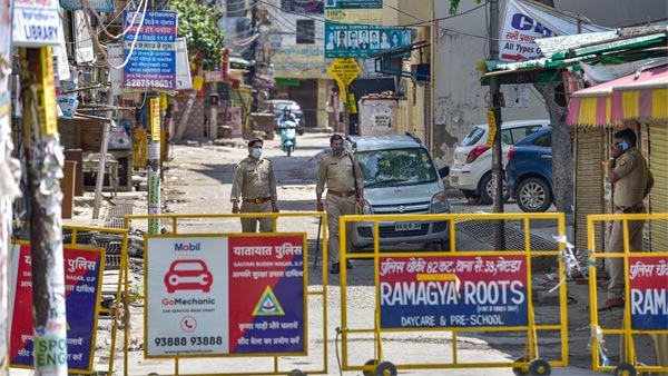 கண் பார்வைக்கு புலப்படும் தூரத்தில் வீடு இருந்தும் காரில் வாழும் இளைஞர்... காரணம் தெரிஞ்சா மிரண்டு போய்ருவீங்க?