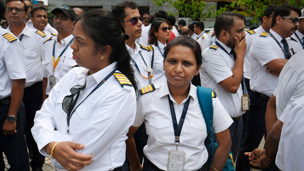 கொரோனாவோடு சேர்ந்து கூத்தடிக்கும் வெட்டுக்கிளிகள்... விமானங்களுக்கு காத்திருக்கும் பேராபத்து! கொரோனாவோடு சேர்ந்து கூத்தடிக்கும் வெட்டுக்கிளிகள்... விமானங்களுக்கு காத்திருக்கும் பேராபத்து!