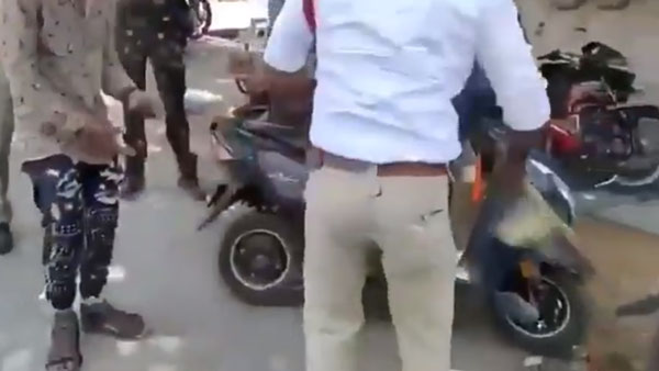 பாக்கவே பாவமா இருக்கு... வாகன ஓட்டிகளை கண்மூடித்தனமாக தாக்கிய போலீசார்... வேற ஒன்னும் பண்ணிருக்காங்க