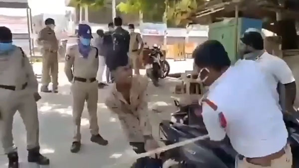 பாக்கவே பாவமா இருக்கு... வாகன ஓட்டிகளை கண்மூடித்தனமாக தாக்கிய போலீசார்... வேற ஒன்னும் பண்ணிருக்காங்க