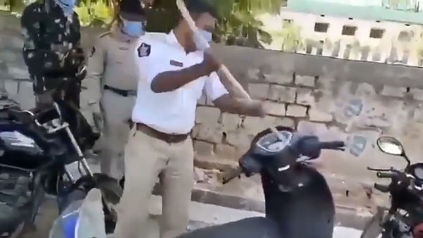 பாக்கவே பாவமா இருக்கு... வாகன ஓட்டிகளை கண்மூடித்தனமாக தாக்கிய போலீசார்... வேற ஒன்னும் பண்ணிருக்காங்க