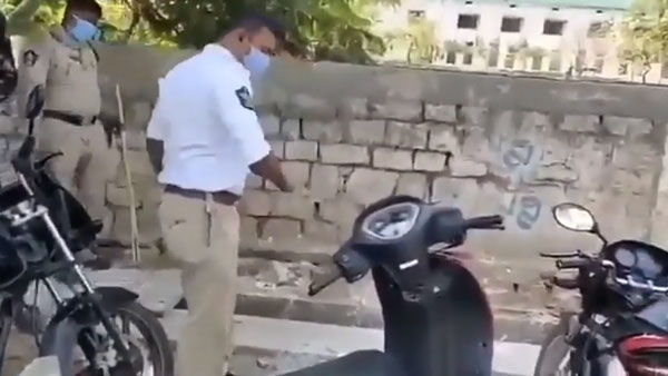 பாக்கவே பாவமா இருக்கு... வாகன ஓட்டிகளை கண்மூடித்தனமாக தாக்கிய போலீசார்... வேற ஒன்னும் பண்ணிருக்காங்க