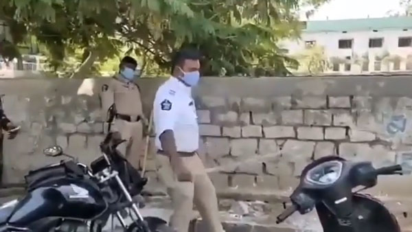 பாக்கவே பாவமா இருக்கு... வாகன ஓட்டிகளை கண்மூடித்தனமாக தாக்கிய போலீசார்... வேற ஒன்னும் பண்ணிருக்காங்க