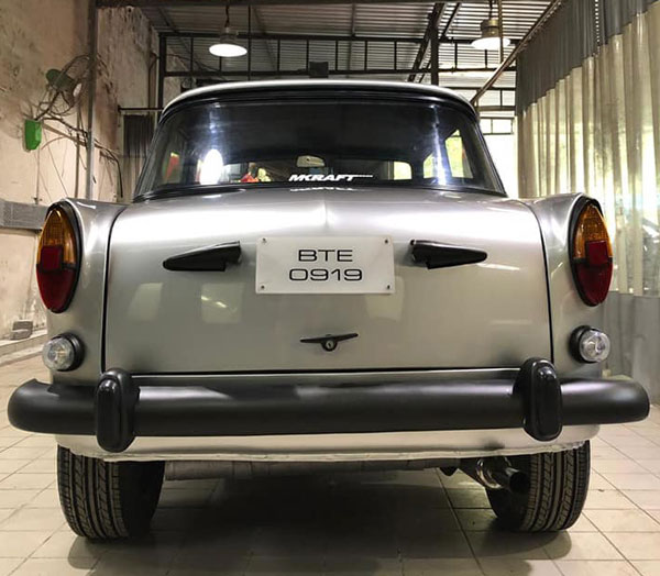 பழைய பத்மினி காரை புதிய வடிவத்தில் கண்முன் நிறுத்திய உரிமையாளர்...!