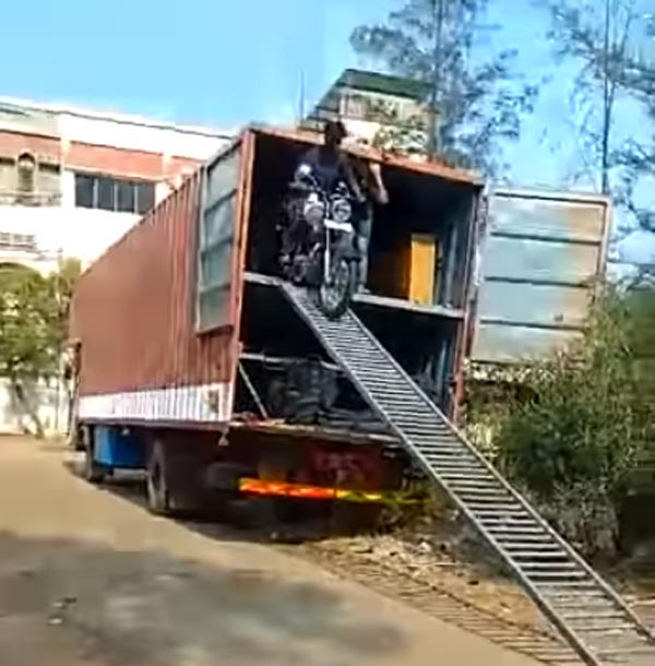 லாரியில் இருந்து ராயல் என்பீல்டு பைக்கை கீழே இறக்கும்போது இளைஞருக்கு நடந்த சம்பவம்... வைரல் வீடியோ