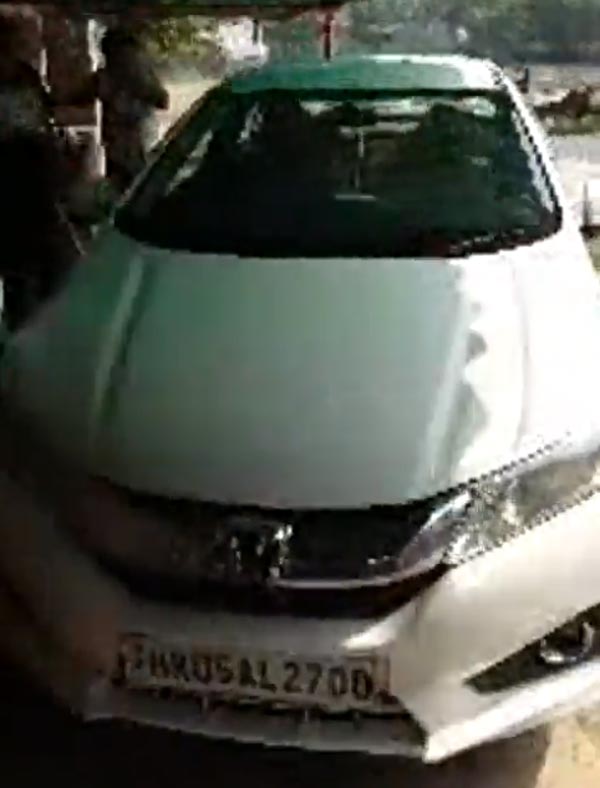 ஊரடங்கினால் ஹோண்டா சிட்டி காரை வீடாக மாற்றிக்கொண்ட 6 அடி பாம்பு... இன்னும் என்னென்ன நடக்க இருக்கிறதோ..?