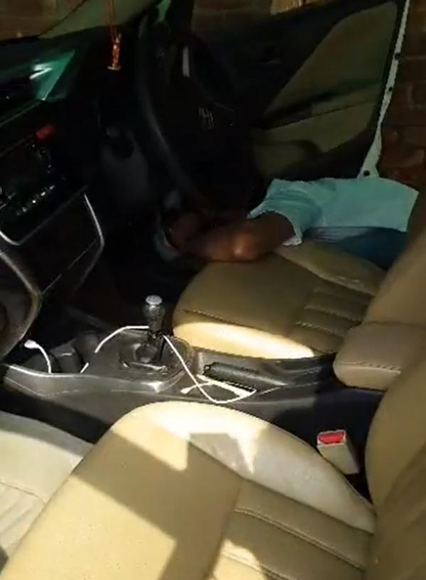 ஊரடங்கினால் ஹோண்டா சிட்டி காரை வீடாக மாற்றிக்கொண்ட 6 அடி பாம்பு... இன்னும் என்னென்ன நடக்க இருக்கிறதோ..?