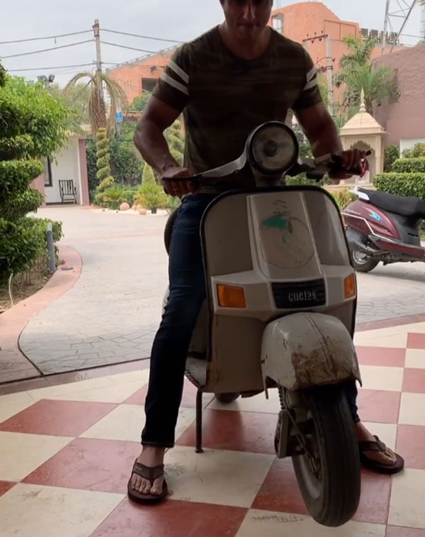 இவர் போல் ஒருவரை காண்பது அரிது! இப்போதும் பஜாஜ் சேத்தக், மாருதி ஜென் பயன்படுத்தும் திரை பிரபலம்...