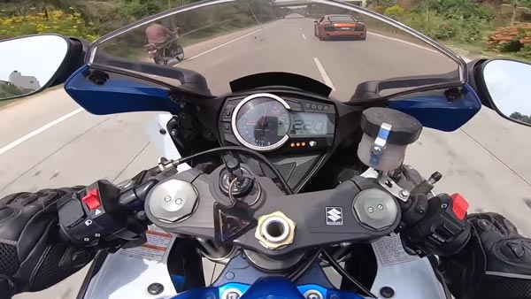 புல்லட் ரயில் போல் சாலையில் சீறிப்பாய்ந்த கார்-பைக்... வீடியோ பாக்கறப்பவே தலை சுத்துது! அவ்ளோ ஸ்பீடு