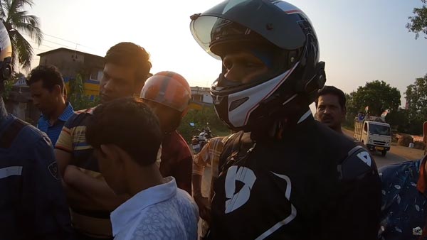 காஸ்ட்லி பைக்கில் ஜாலி ரைடு... ஆட்டை அடித்து தூக்கிய இளைஞர்! கிராம மக்கள் என்ன செய்தார்கள் தெரியுமா?