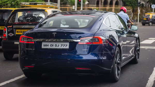 முகேஷ் அம்பானியின் வீட்டில் இருந்து அரிதாக வெளியே வரும் 2 அதிசய கார்கள்... தலை சுற்ற வைக்கும் விலை