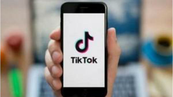 டிக்டாக் வீடியோவிற்காக காரில் சிவப்பு நிற பெக்கான்... மடக்கி பிடித்து இளைஞரை தூக்கி சென்ற போலீஸார்...