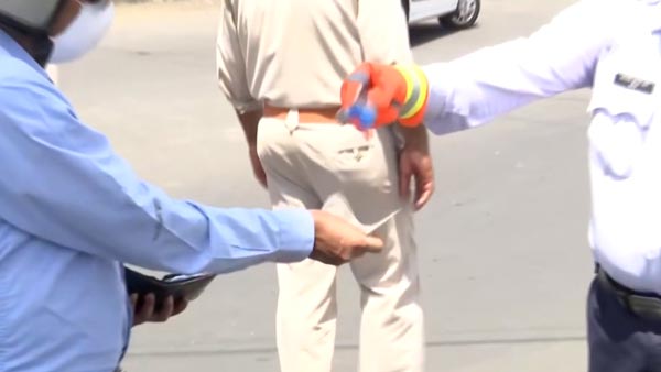 கொரோனா வைரசை ஒழிக்க புது யுக்தி... செம்ம ட்ரிக்கை கையாளும் காவல்துறை... பொதுமக்கள் வியப்பு!