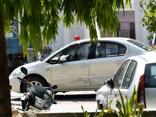 சட்ட விரோத சிவப்பு சுழல் விளக்கை பயன்படுத்திய முக்கிய அதிகாரி... யாருனு தெரிஞ்சா நிச்சயம் கோவப்படுவீங்க!