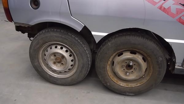 இப்படியொரு ஃபியாட் காரை இதுவரை நீங்கள் வாழ்வில் பார்த்திருக்கவே முடியாது..! ஏனா இதில் 8 வீல்கள்...